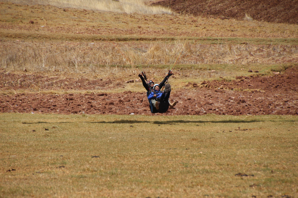 My friend Tin, coming in for a textbook legs up landing