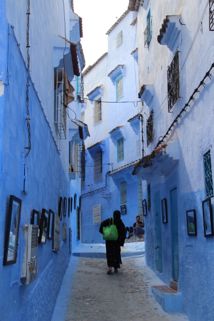 Were I gifted with photoshop I might colour that lady's bag blue