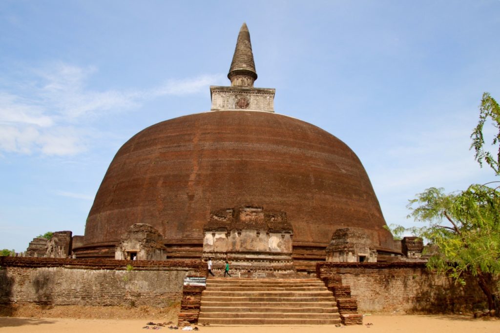 Rankot Vihara. Pedestrians included for scale